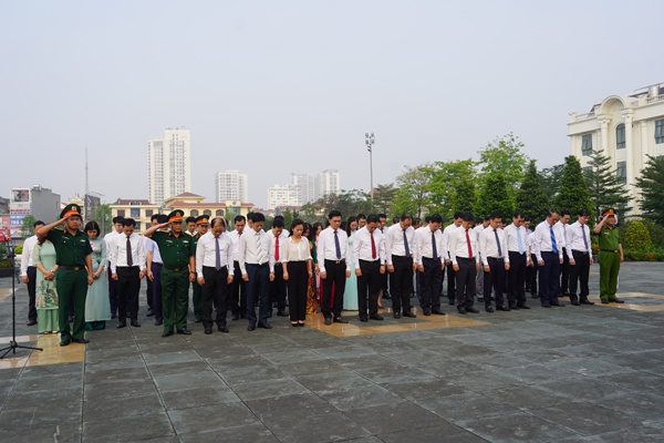 Đặt vòng hoa dâng hương tại Đài tưởng niệm các Anh hùng liệt sỹ tỉnh|https://tpbacgiang.bacgiang.gov.vn/chi-tiet-tin-tuc/-/asset_publisher/QiFaHi6GoAXQ/content/-at-vong-hoa-dang-huong-tai-ai-tuong-niem-cac-anh-hung-liet-sy-t-16