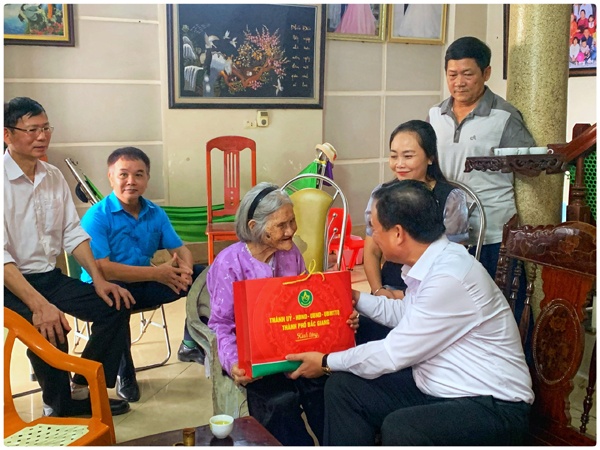 Đồng chí Vũ Trí Hải thăm, tặng quà cựu chiến binh, thanh niên xung phong tham gia chiến dịch Điện...
