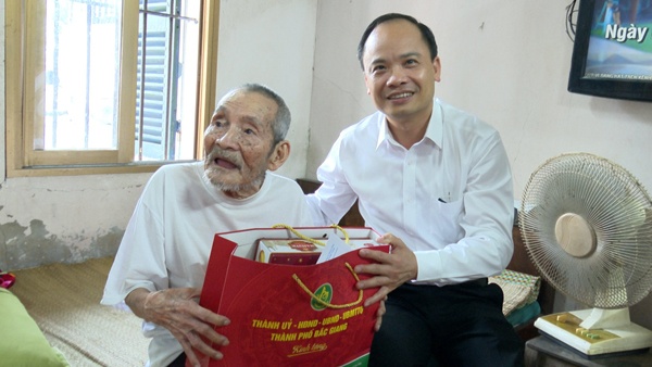 Đồng chí Đặng Đình Hoan, Chủ tịch UBND thành phố thăm, tặng quà gia đình Cựu chiến binh tiêu biểu