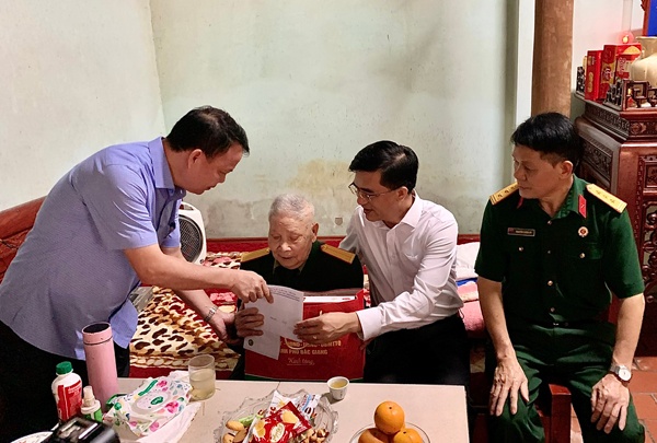 Đồng chí Trần Thanh Hải thăm, tặng quà các cựu chiến binh tham gia chiến dịch Điện Biên Phủ