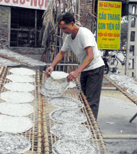 Thành phố hỗ trợ khuyến khích phát triển nghề sản xuất mỳ gạo tại xã Dĩnh kế                     ...