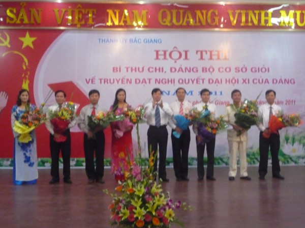 Chung khảo Hội thi bí thư chi, đảng bộ cơ sở giỏi TP Bắc Giang năm 2011                          ...