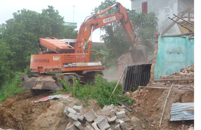 Tổ chức cưỡng chế thu hồi đất đối với 7 hộ gia đình thuộc thôn Nam Giang, xã Xương Giang         ...