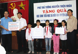 Đoàn Đại biểu Quốc hội tỉnh Bắc Giang tiếp xúc cử tri                                            ...