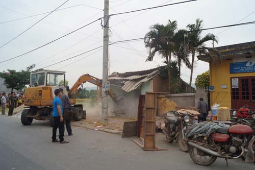 UBND thành phố tổ chức cưỡng chế giải tỏa mặt bằng tại thôn Tân Mỹ xã Đồng Sơn
