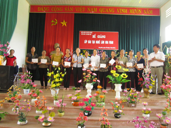Bế giảng lớp đào tạo nghề hoa voan xã Song Mai