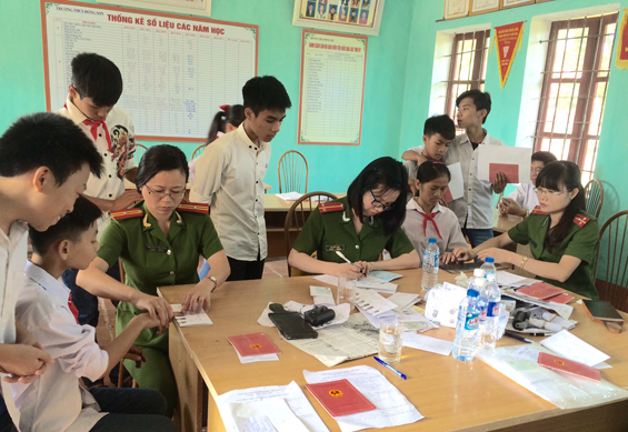 Đội Cảnh sát QLHC về TTXH Công an thành phố tổ chức cấp Chứng minh nhân dân lưu động tại xã Đồng...