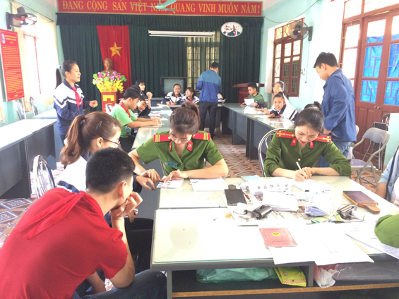 Công an thành phố cấp 65 CMND cho học sinh tại trường THCS Lê Lợi