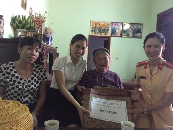 Hội phụ nữ Công an thành phố thăm tặng quà cho 18 mẹ và vợ liệt sỹ tại xã Đồng Sơn