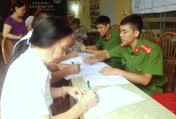 Công an thành phố tổ chức đăng ký Hộ khẩu và cấp Chứng minh nhân dân tại phường Hoàng Văn Thụ