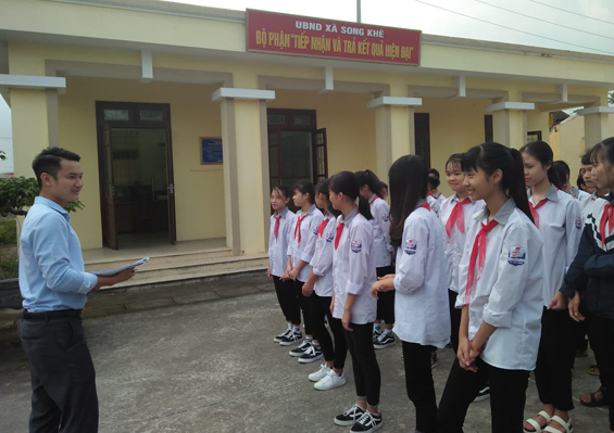 Trường THCS Nguyễn Khắc Nhu tổ chức cho học sinh tham quan Bộ phận “Tiếp nhận và trả kết quả hiện...